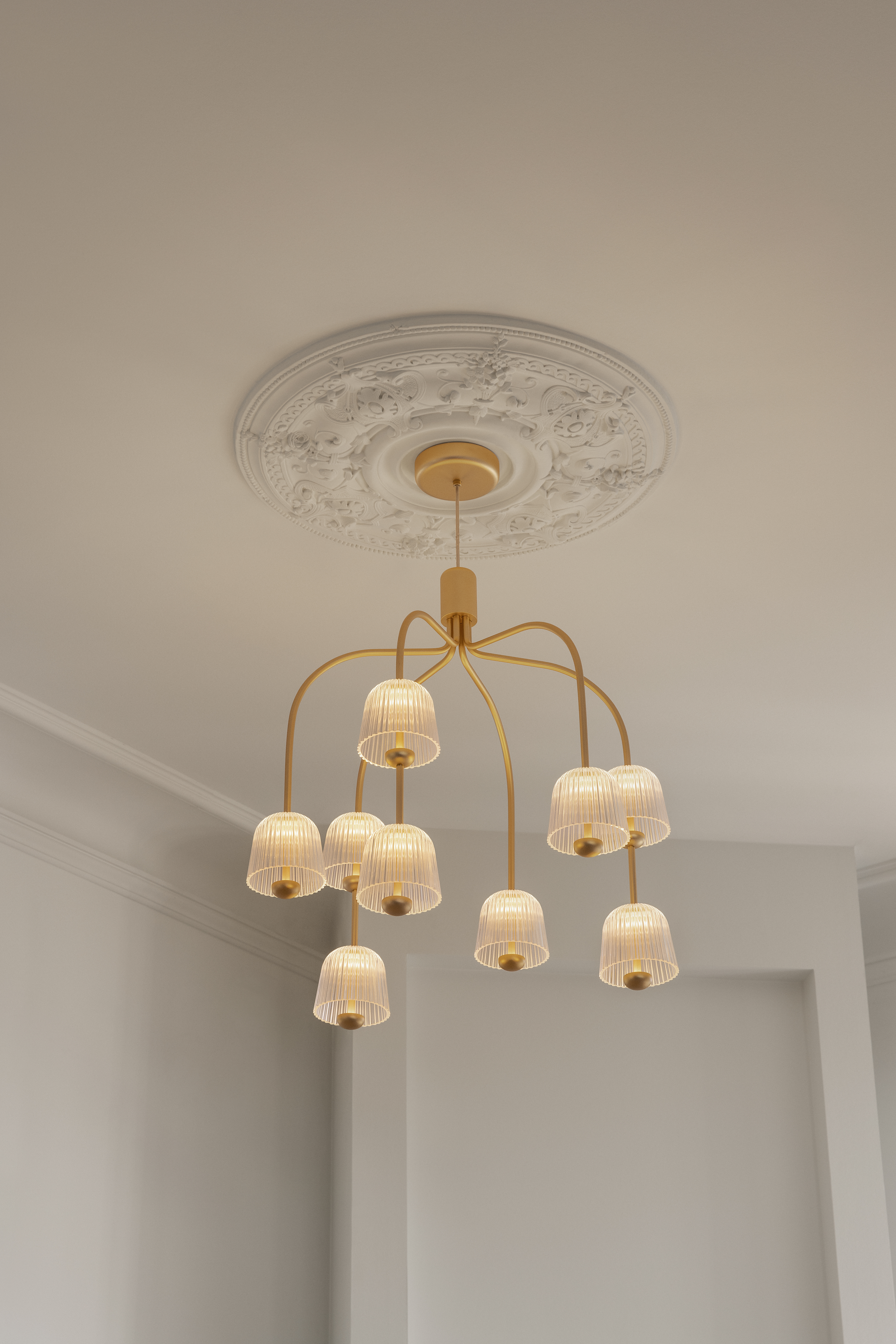 2171101 2 Nuura Asteea9 satin brass ripple clear Lifestyle 1